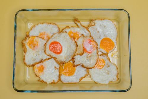 un recipiente de plástico lleno de huevos y naranjas en Space Water House พูลวิลล่าครอบครัว, en Ban Pong