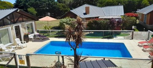 an overhead view of a swimming pool in a backyard at Tonatiuh Casas de mar y spa in Mar Azul