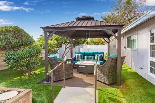 a gazebo with chairs and a table in a yard at Spacious Family Home 10 minutes from beach in Ventura