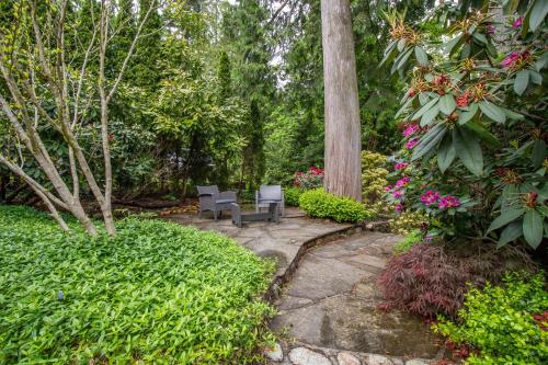 Jardin de l'établissement Elegant and Roomy Forest Getaway