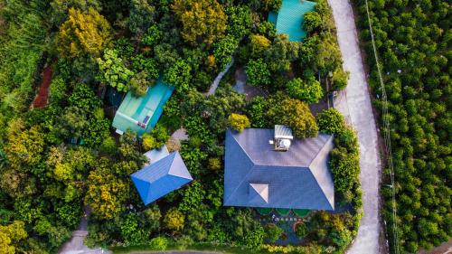 an overhead view of a house with a blue roof at Homestay Vườn Trái Cây Nhiệt Đới VÔ ƯU GARDEN in Bao Loc