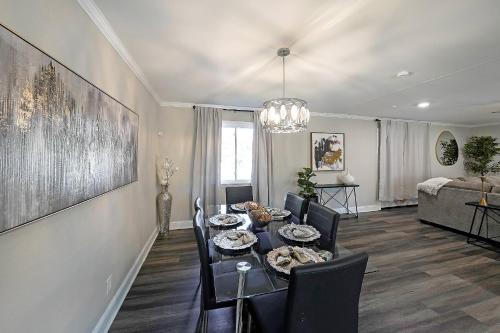 een eetkamer met een tafel en stoelen en een woonkamer bij Indian Lakes in Stone Mountain