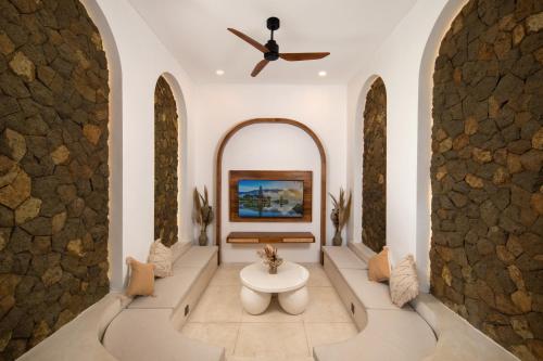 een badkamer met een wastafel en een plafondventilator bij Casa Mana Ubud in Ubud