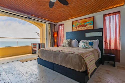 Ένα ή περισσότερα κρεβάτια σε δωμάτιο στο SEA-FRONT VILLA, Isla Mujeres! Stunning Sea Views!