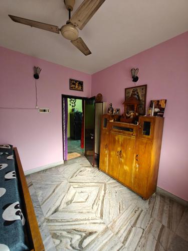 Postel nebo postele na pokoji v ubytování Fully furnished 2bhk apartment opposite Dakshineshwer Kali temple kolkata