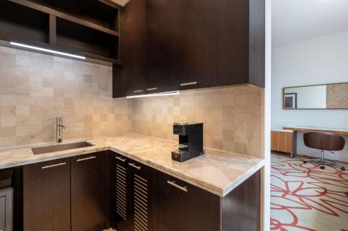 Kuchyň nebo kuchyňský kout v ubytování Marriott Hotel Downtown Abu Dhabi