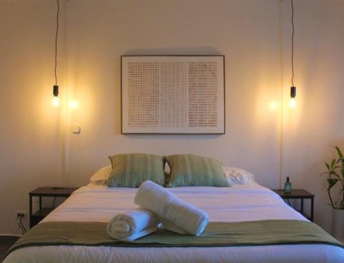 a bedroom with a bed with two towels on it at Estudio acogedor en zona costera in Ensenada
