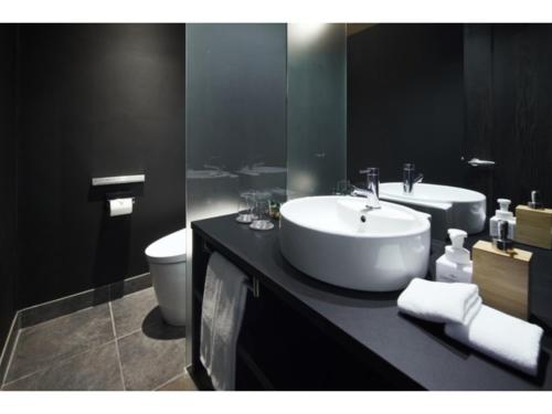 热海Atami Onsen Relax Resort Hotel - Vacation STAY 40349v的带白色水槽和马桶的浴室