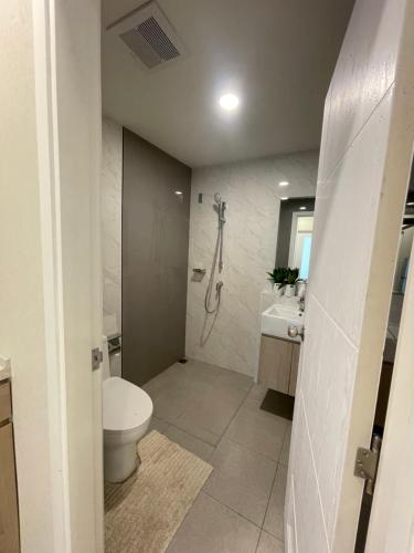 a bathroom with a toilet and a sink at DRooms in Ban Hua Khao Sammuk