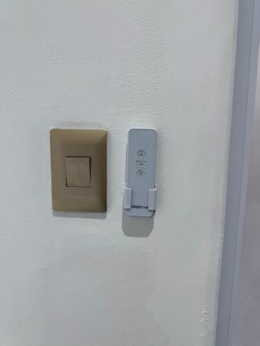 un telecomando su un interruttore a parete di The Zebra a Gqeberha