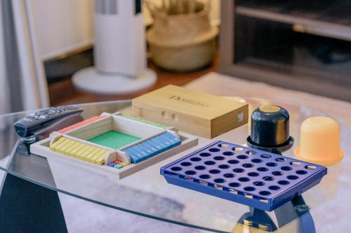 einem Glastisch mit einer Schachtel und einem Satz von Gegenständen in der Unterkunft The Kris Cozy 2-Bedrooms Apartment in Patong Beach