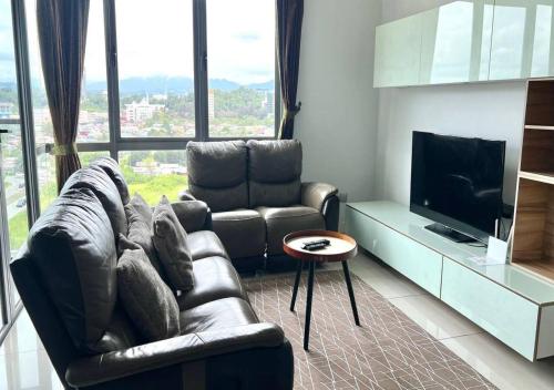 S Homestay 2BR&2BR - Imago Kota Kinabaluにあるテレビまたはエンターテインメントセンター