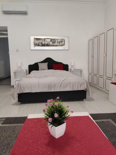 En eller flere senge i et værelse på Julia Apartment
