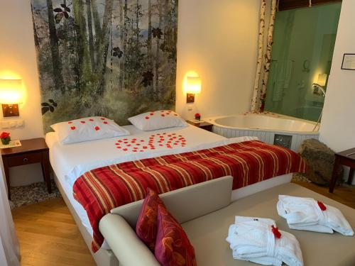 a hotel room with a bed and a bath tub at Hotel-Restaurant Liebnitzmühle in Raabs an der Thaya