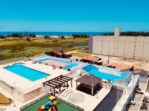 Der Swimmingpool an oder in der Nähe von Apartamento em Laguna SC