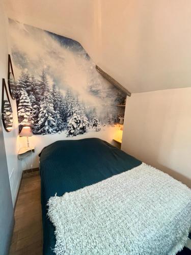 - une chambre avec un lit et un mur recouvert de neige dans l'établissement 