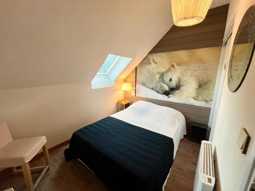 une chambre avec un ours polaire sur le mur dans l'établissement 