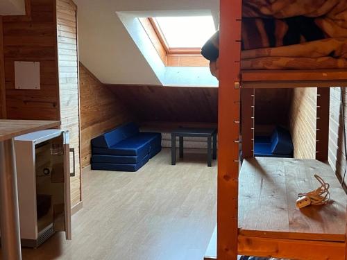 - une chambre avec des lits superposés et une chambre avec un canapé dans l'établissement Le balcon du Vercors, à Château-Bernard
