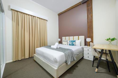 Ένα ή περισσότερα κρεβάτια σε δωμάτιο στο Sydney CBD 1Br 4ppl with Pool Spa Gym Fireworks