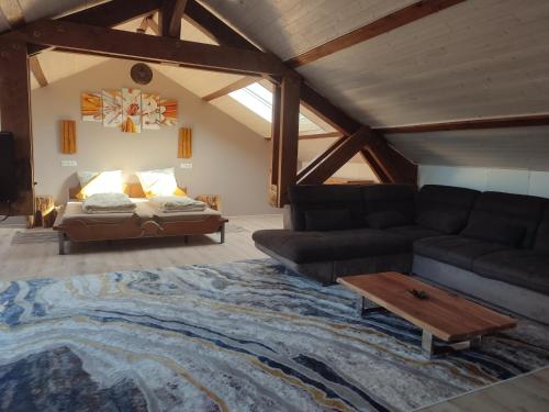 un salon avec un canapé et un lit dans l'établissement Jardin de Coubertin, à Béziers