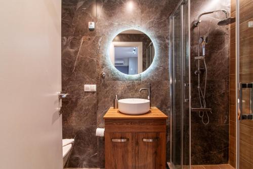 Luxury Boutique Suite w Balcony 5 min Metro