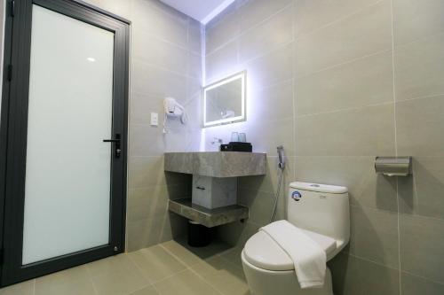 a bathroom with a toilet and a sink at Tuong Vy Mini Bay Hotel Mui Ne in Ấp Ngọc Hải