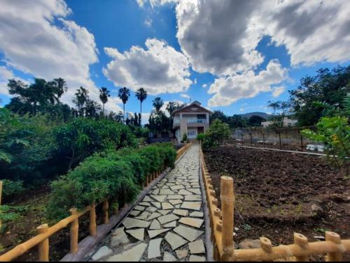 Κήπος έξω από το Sarkar farmhouse