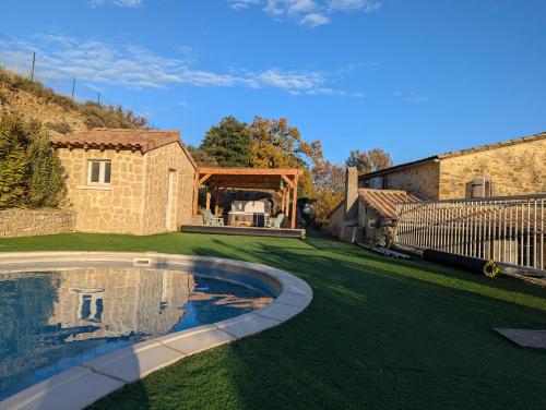 Bazén v ubytování Gîte - Chez Gabriel et Julie nebo v jeho okolí