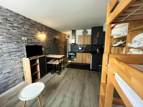 Cette petite chambre dispose d'un bureau et d'une cuisine. dans l'établissement l'Armazan - studio pieds de piste Plat d'Adet, à Saint-Lary-Soulan