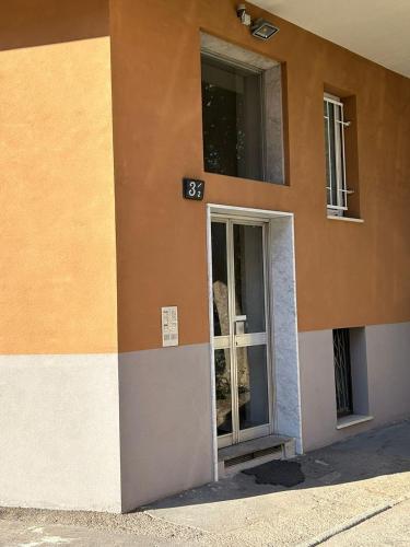 Muka bangunan atau pintu masuk Lovely 2 room apartment with small garden
