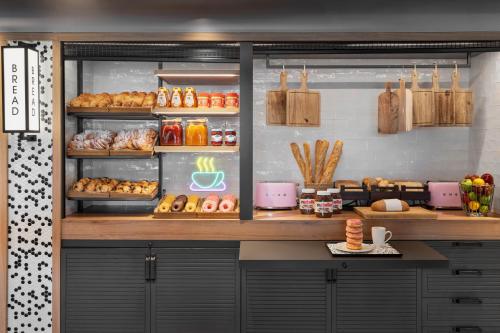 バルセロナにあるエキスポ ホテル バルセロナのパンとペストリーを取り揃えたカウンター付きのパン屋