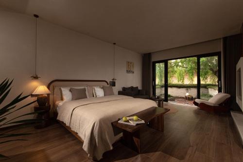 Postel nebo postele na pokoji v ubytování Shangri-La's Three Seasons Resort & Hotel