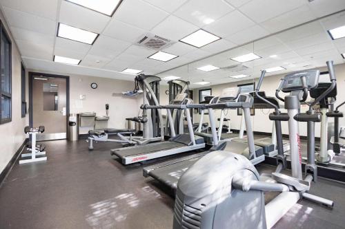 a gym with treadmills and machines in a room at Country Inn & Suites by Radisson, Texarkana, TX in Texarkana - Texas