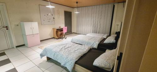 Katil atau katil-katil dalam bilik di Afgelegen woning met buitenjacuzzi en vergaderruimte !