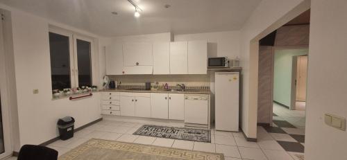Dapur atau dapur kecil di Afgelegen woning met buitenjacuzzi en vergaderruimte !