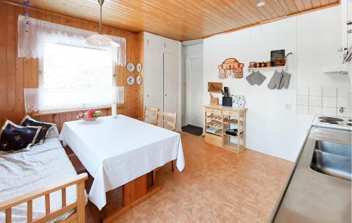 eine Küche mit einem weißen Tisch im Zimmer in der Unterkunft Cozy Home In Vittsjö With Wifi in Vittsjö