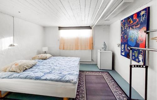Ein Bett oder Betten in einem Zimmer der Unterkunft Cozy Home In Vittsjö With Wifi