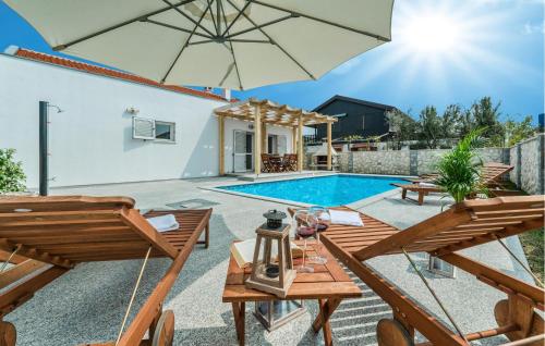 Πισίνα στο ή κοντά στο 4 Bedroom Awesome Home In Privlaka