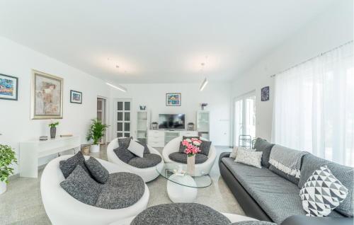 Χώρος καθιστικού στο 4 Bedroom Awesome Home In Privlaka