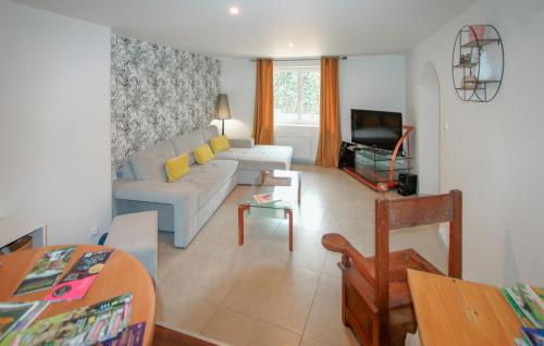 un salon avec un canapé et une table dans l'établissement 3 Bedroom Gorgeous Home In Gagnieres, à Gagnières