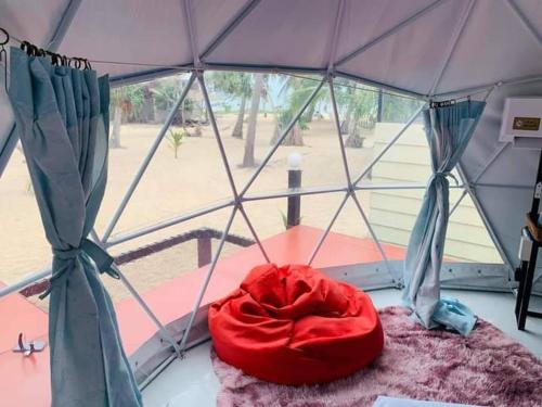 Khu vực ghế ngồi tại The camper resort