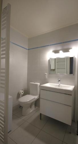 une salle de bain blanche avec des toilettes et un lavabo dans l'établissement Com a Casa, à Collioure