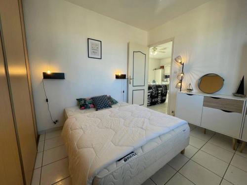 une chambre avec un grand lit dans une pièce dans l'établissement Appartement 2 pièces cabine 5 couchages SAINT CYPRIEN SC610-002, à Saint Cyprien Plage