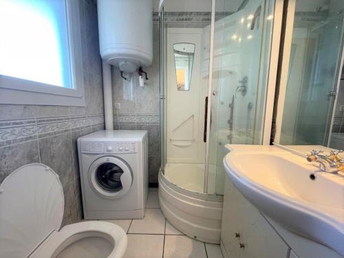 une salle de bain avec toilettes et lavabo et une machine à laver dans l'établissement Appartement 2 pièces cabine 5 couchages SAINT CYPRIEN SC610-002, à Saint Cyprien Plage