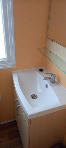 une salle de bain avec un lavabo blanc et un miroir dans l'établissement MH372 camping Bois Dormant 6pers, à Saint-Jean-de-Monts