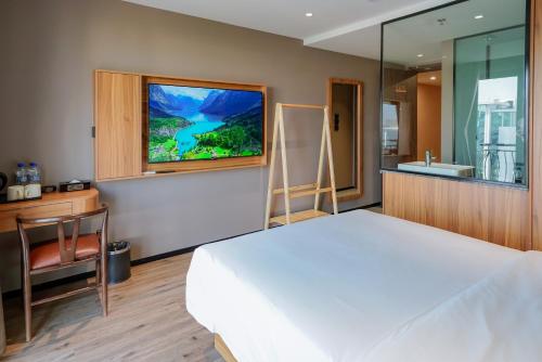 Postel nebo postele na pokoji v ubytování Orange Crystal Phoenix hotel