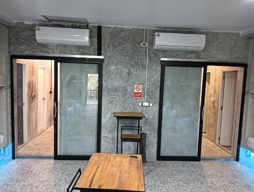 タオ島にあるWhite Jail at Koh Tao Hostelのギャラリーの写真