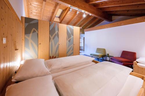 En eller flere senge i et værelse på Sport-Lodge Klosters