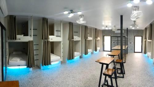 White Jail at Koh Tao Hostelにあるベッド