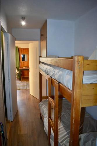 quelques lits superposés dans une chambre dans l'établissement Appartement Cosy, La Rosière, 300m du téléski gratuit de Manessier, à Montvalezan